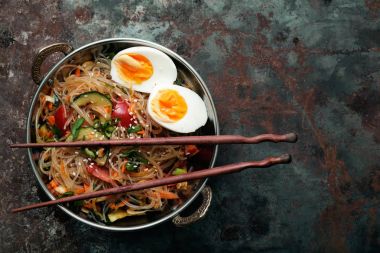  kabak ve yumurta ile pirinç noodle 
