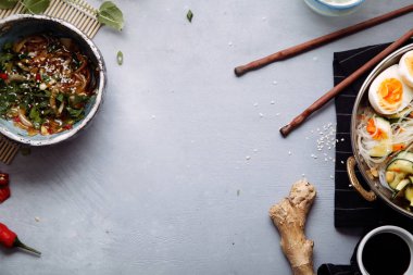  kabak ve yumurta ile pirinç noodle 