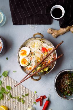  kabak ve yumurta ile pirinç noodle 