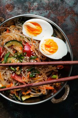  kabak ve yumurta ile pirinç noodle 