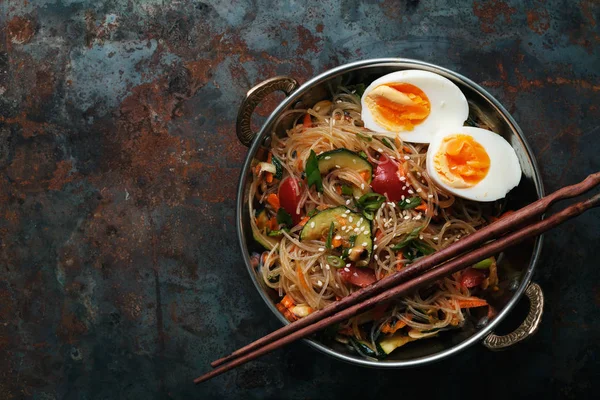 Rice noodles with zucchini and egg — Stock Photo, Image