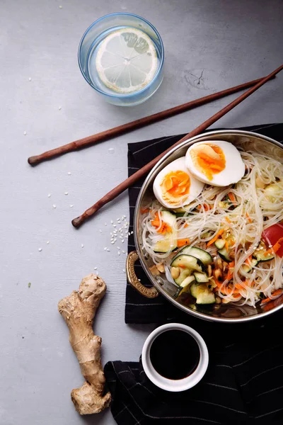 Risnudlar med zucchini och ägg — Stockfoto