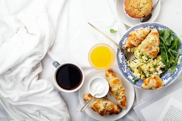 Huevos revueltos con croissants de queso — Foto de Stock