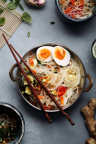  kabak ve yumurta ile pirinç noodle 