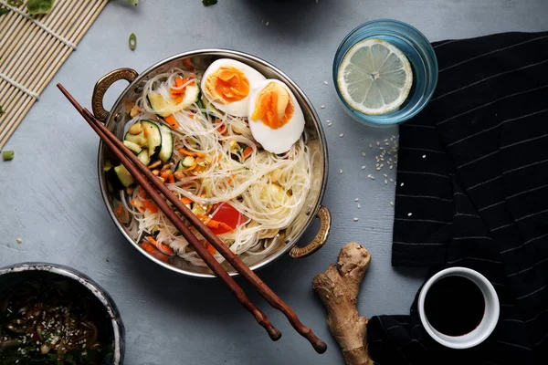 Risnudlar med zucchini och ägg — Stockfoto