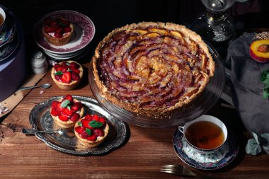 Şeftalili tart ve çilek tartlets