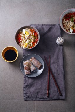 Udon erişte ve sebze ile öğle yemeği