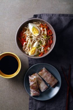 Udon erişte ve sebze ile öğle yemeği