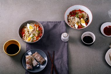 Udon erişte ve sebze ile öğle yemeği