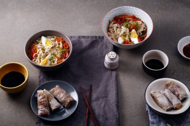 Udon erişte ve sebze ile öğle yemeği