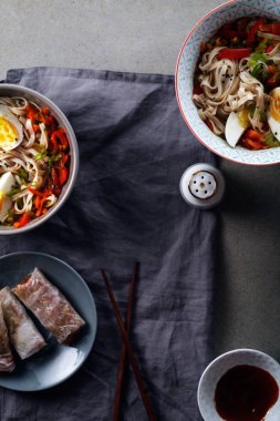 Udon erişte ve sebze ile öğle yemeği