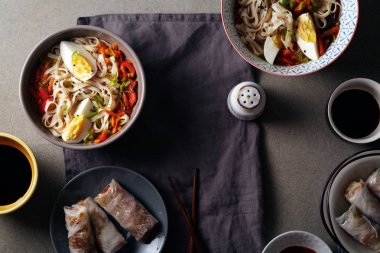 Udon erişte ve sebze ile öğle yemeği