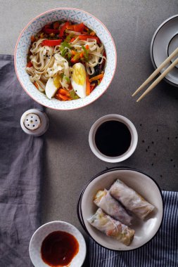 Udon erişte ve sebze ile öğle yemeği