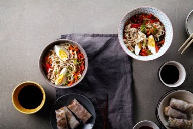 Udon erişte ve sebze ile öğle yemeği