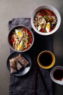 Udon erişte ve sebze ile öğle yemeği