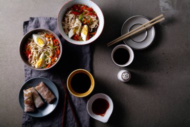 Udon erişte ve sebze ile öğle yemeği