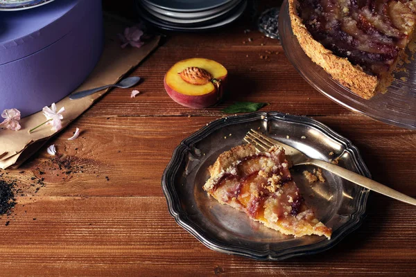 Crostata di pesche e tortine di fragole — Foto Stock