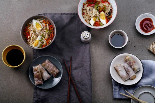 Déjeuner avec nouilles udon et légumes — Photo