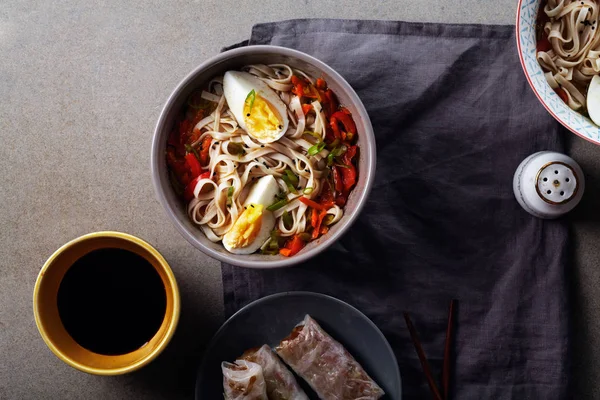 Lunch med udon nudlar och grönsaker — Stockfoto