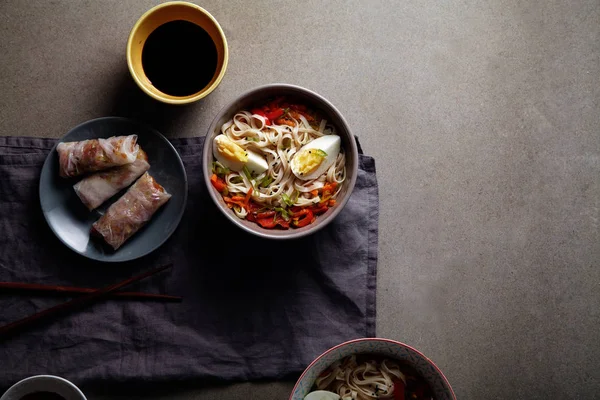우동 국수와 야채와 함께 점심 — 스톡 사진