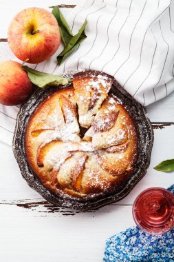 Taze yaz şeftali ile pasta