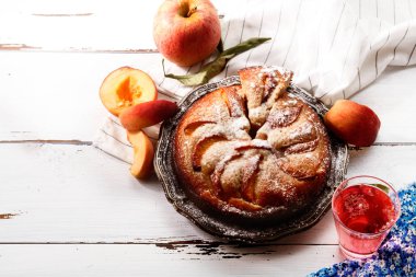 Taze yaz şeftali ile pasta