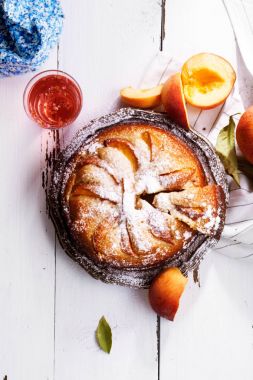 Taze yaz şeftali ile pasta