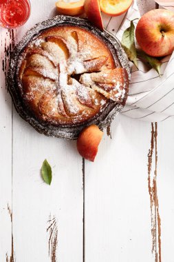 Taze yaz şeftali ile pasta