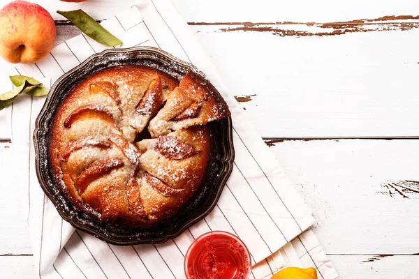 Taze yaz şeftali ile pasta