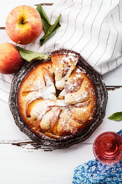 Taze yaz şeftali ile pasta