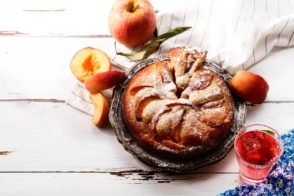 Taze yaz şeftali ile pasta