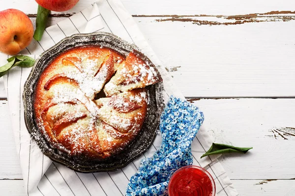 Taze yaz şeftali ile pasta