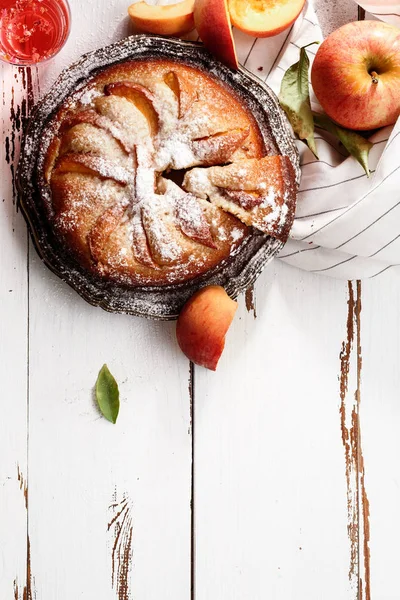 Taze yaz şeftali ile pasta