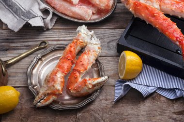 Taze Yengeç pençeleri ve et ürünleri 