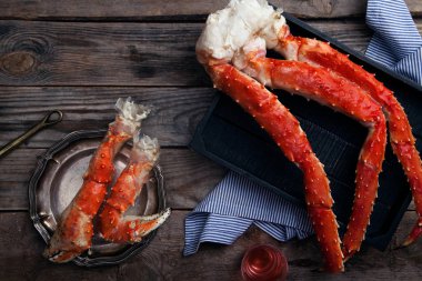 Taze Yengeç pençeleri ahşap tepsi