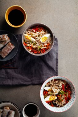 Sebzeli udon erişte ile öğle yemeği