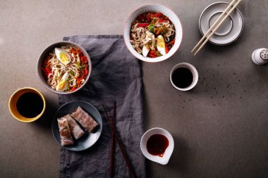 Sebzeli udon erişte ile öğle yemeği