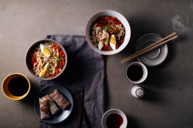 Sebzeli udon erişte ile öğle yemeği