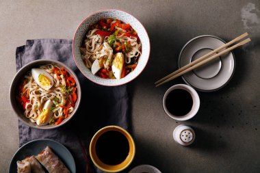 Sebzeli udon erişte ile öğle yemeği