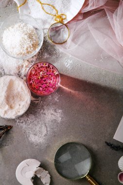 Gül suyu ile natürmort