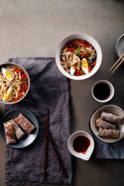 Sebzeli udon erişte ile öğle yemeği