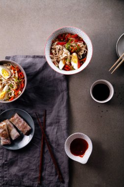 Sebzeli udon erişte ile öğle yemeği