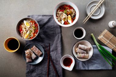 Sebzeli udon erişte ile öğle yemeği