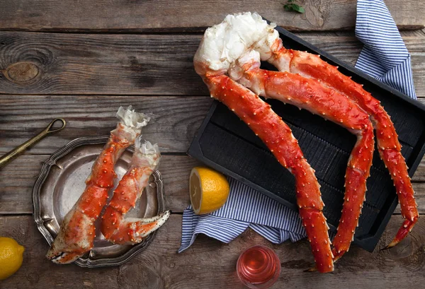 Garras de cangrejo fresco y rodajas de limón — Foto de Stock