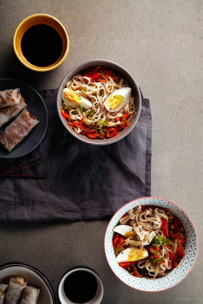 Sebzeli udon erişte ile öğle yemeği