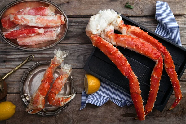 Garras de caranguejo frescas e fatias de limão — Fotografia de Stock