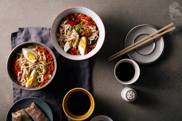 Sebzeli udon erişte ile öğle yemeği