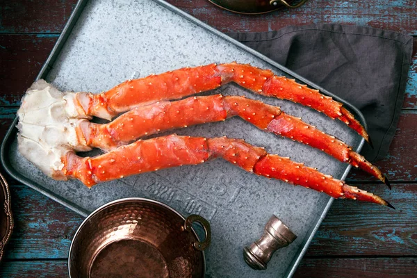 Fresh crab claws on metallic tray — Stock Photo, Image