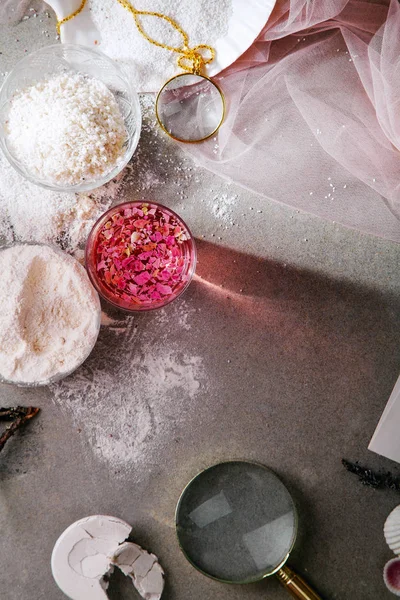 Gül suyu ile natürmort