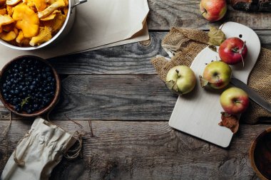 Yaban mersini, elma ve Cantharellus cibarius mantar 